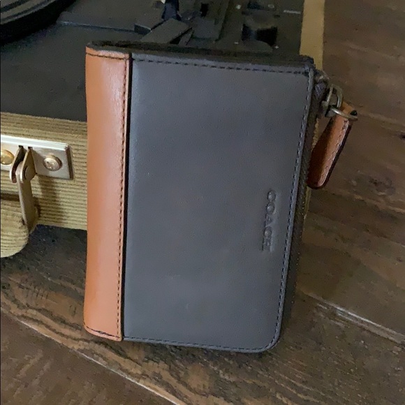 Brand new Coach Zippered Wallet - Picture 2 of 6